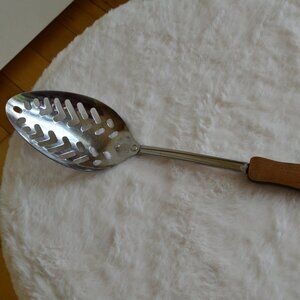 EKCO STAINLESS STEEL USA WOOD GRAIN HANDLE SLOTTED SPOON VINTAGE
